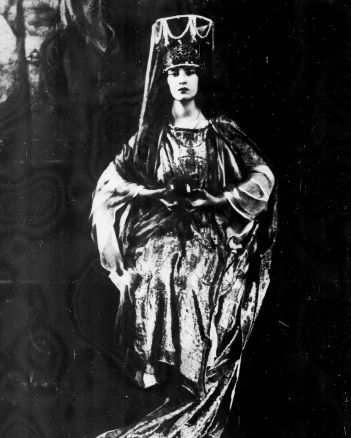 Millicent Rogers in Harper's Bazaar, c. 1919. (Wikimedia Commons/Public Domain)