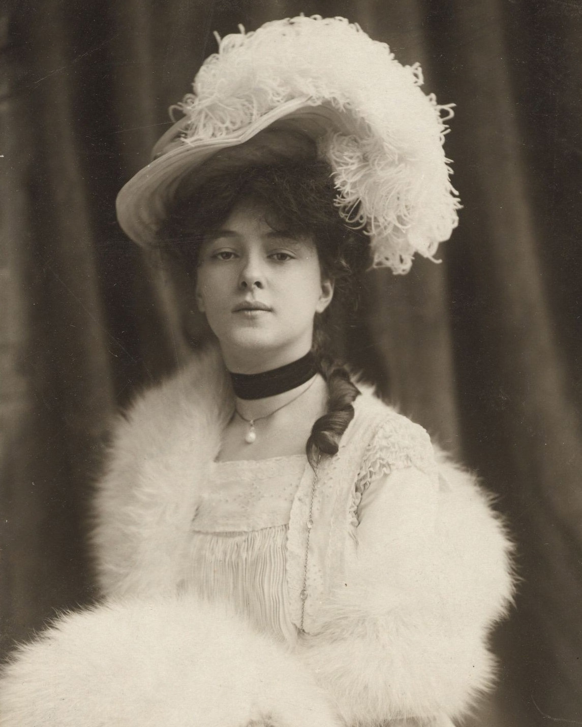 Portrait of Evelyn Nesbit c. 1902. 