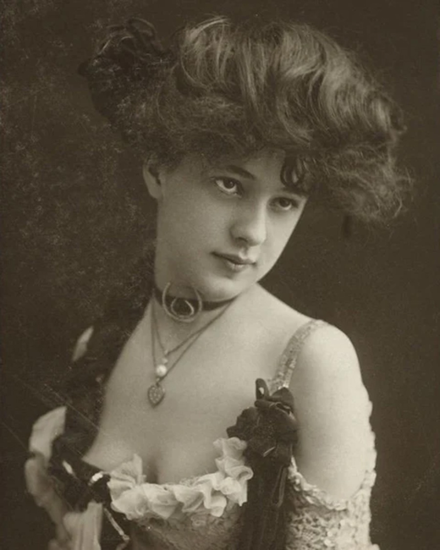 Publicity photo of actress Evelyn Nesbit, circa 1910. 