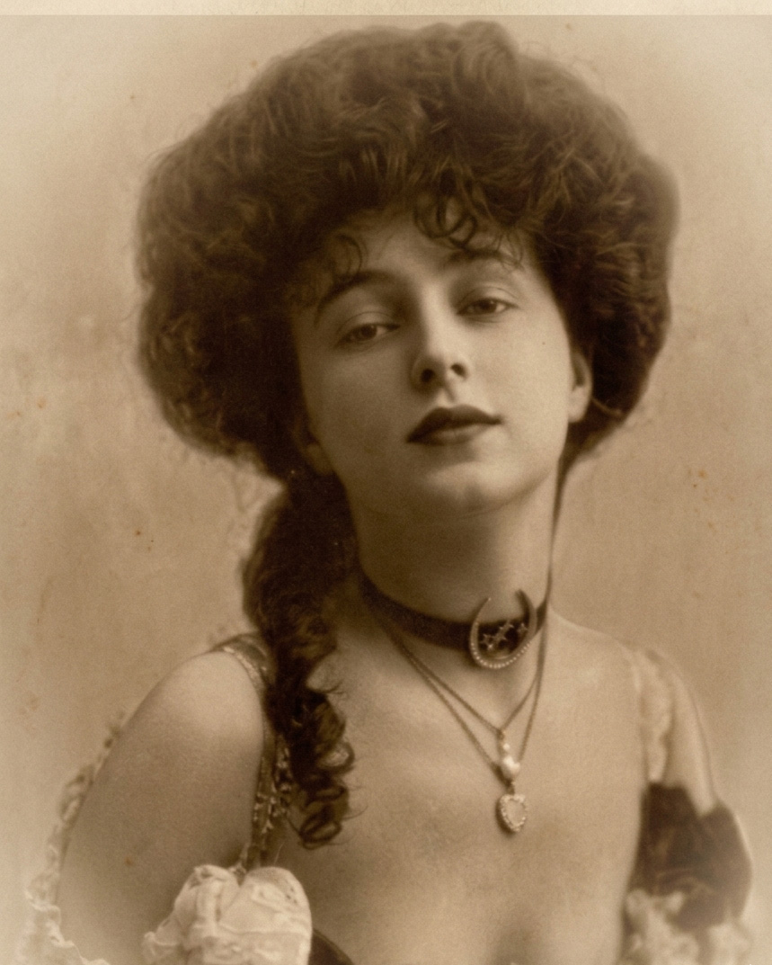Publicity photo of actress Evelyn Nesbit, circa 1910
