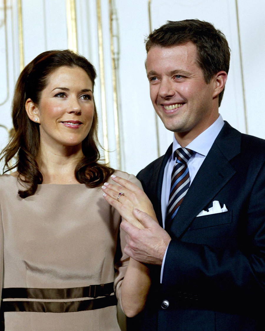 Mary Elizabeth Donaldson and His Royal Highness Crown Prince Frederik of Denmark show their engagement ring during a press conference at Fredensborg Castle October 8, 2003 in Copenhagen, Denmark. (Getty Images)