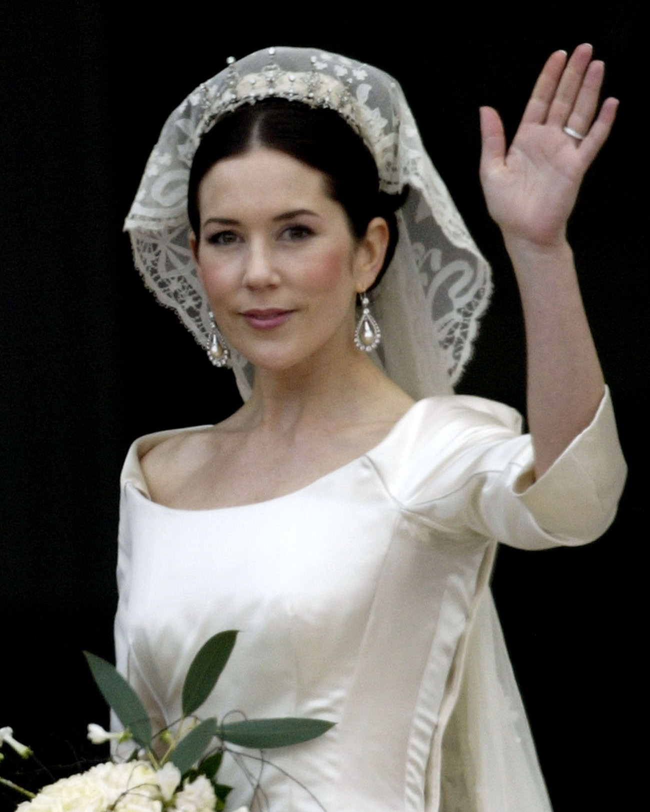 Crown Princess Mary waves to the crowd as the she and Crown Prince Frederik of Denmark arrive at Christian VII's Palace after their wedding on May 14, 2004 in Copenhagen, Denmark. (Getty Images)
