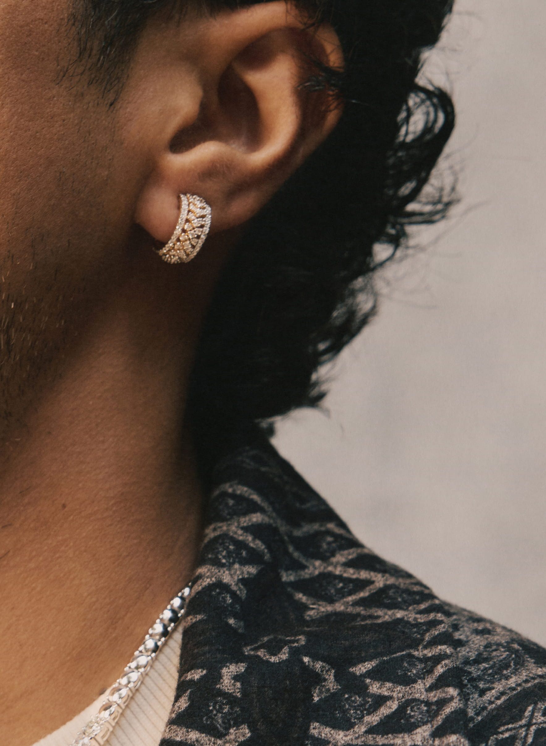 Natural diamond pavé huggie earring in white gold.