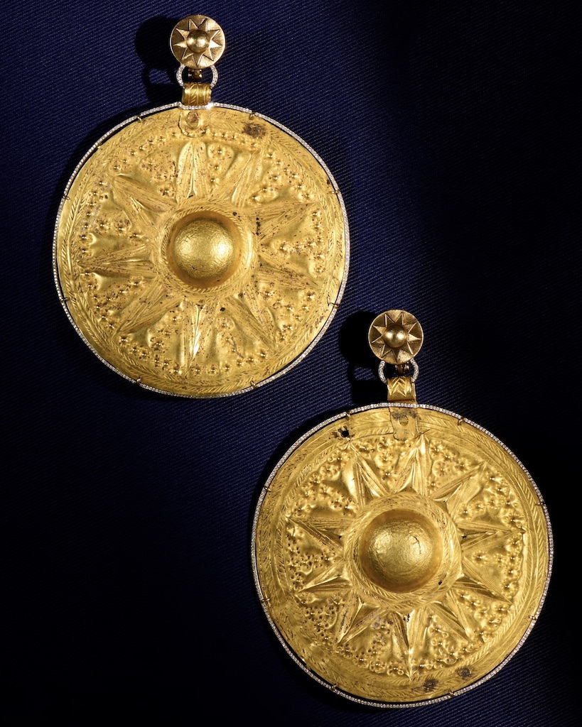 Zendaya wore a Pair of Ziwiye gold medallion plaques, circa 1st millennium BC Iran. Mounted by Glenn Spiro with diamonds in yellow gold to the Odyssey Photocall