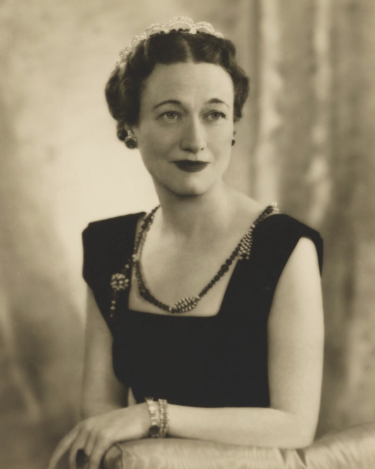 Convertible Tiara Wallis, Duchess of Windsor, wore a Cartier tiara in a series of portraits by royal photographer Dorothy Wilding.