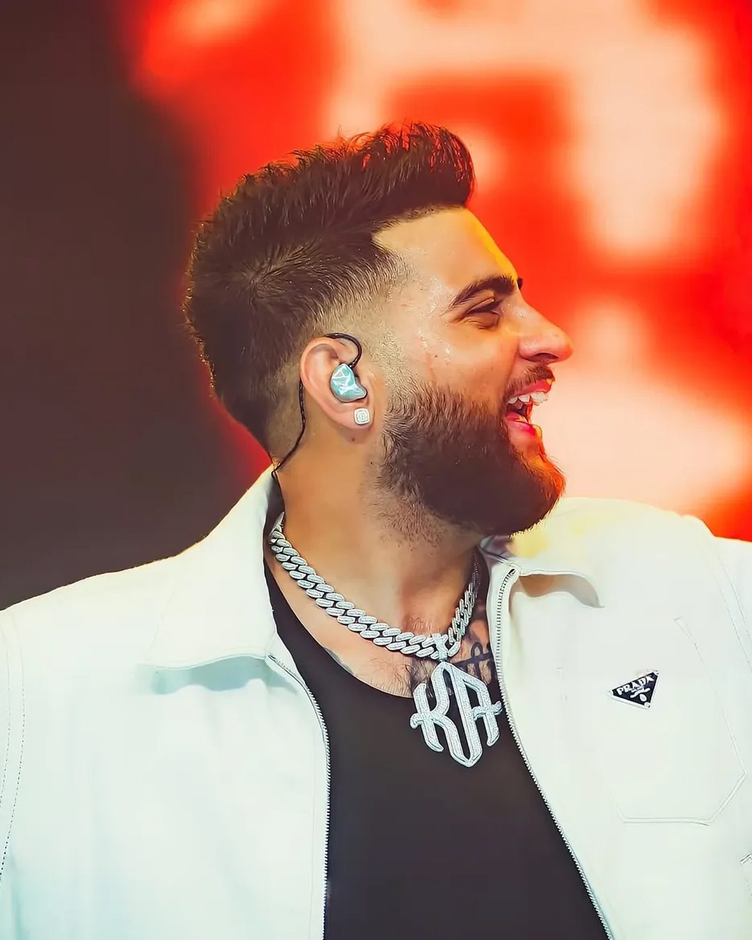Karan Aujla wearing a diamond chain and pendant