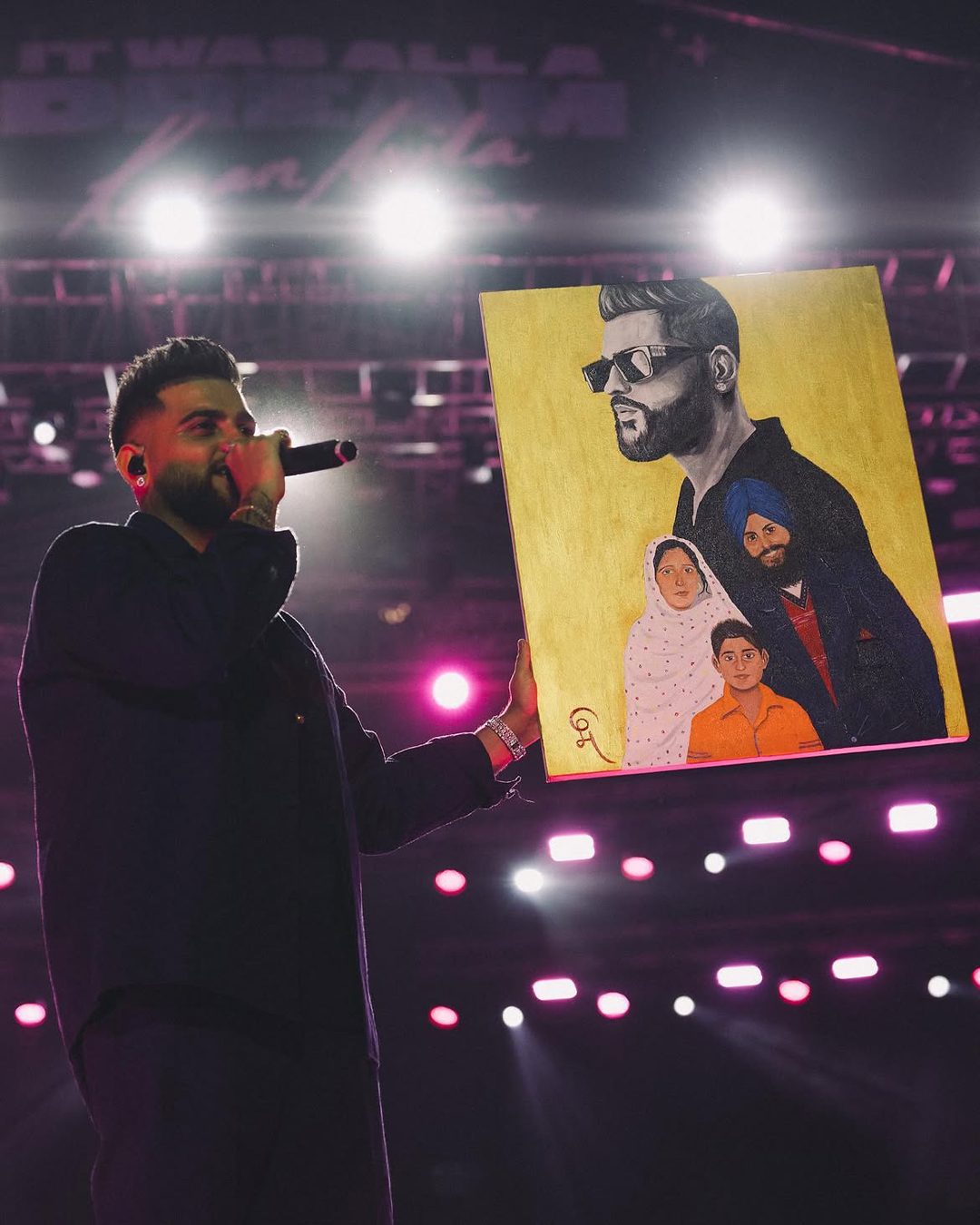 Karan Aujla wearing diamond jewellery on stage