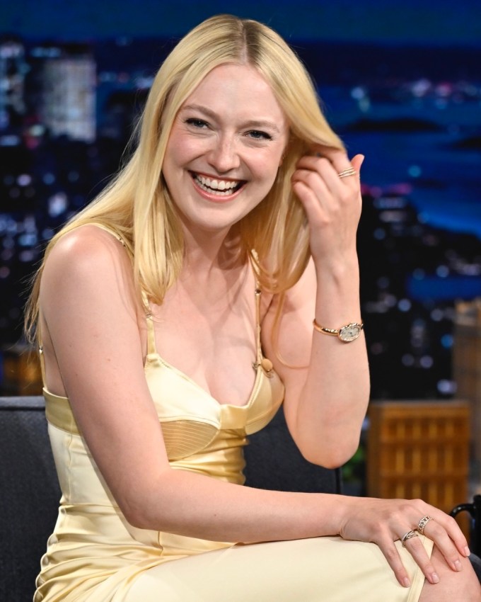 TINY WATCH Dakota Fanning Cartier Baignoire
